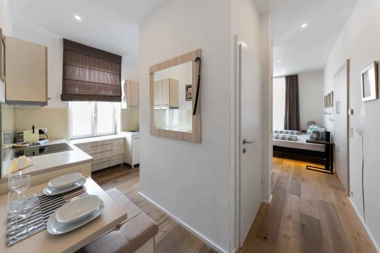 Triangle Apartment *