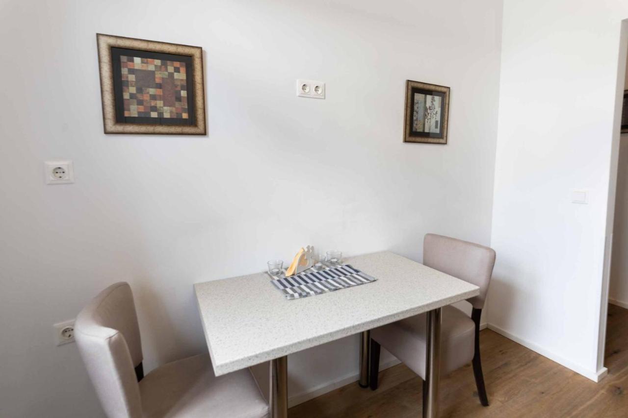 Triangle Apartment *