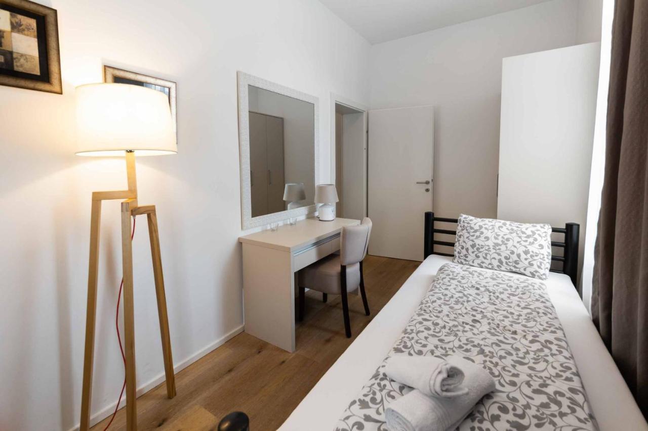 Triangle Apartment