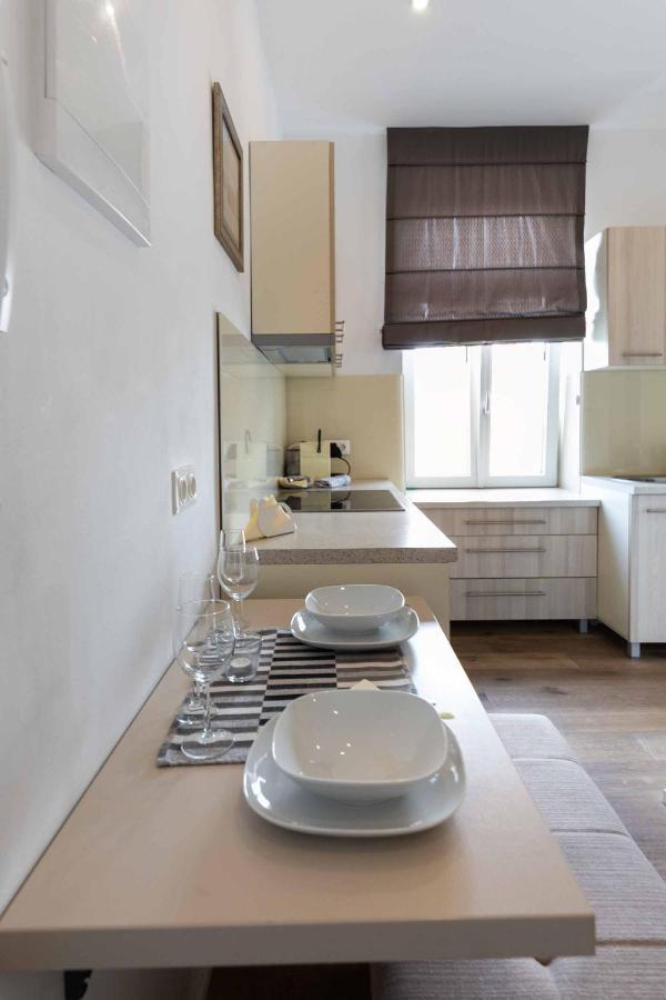 Triangle Apartment *
