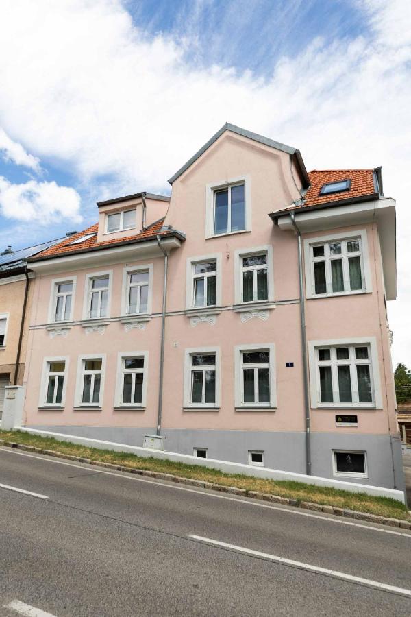 Triangle Apartment *