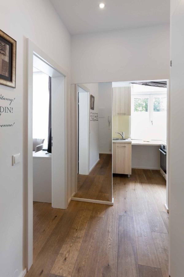 Triangle Apartment *