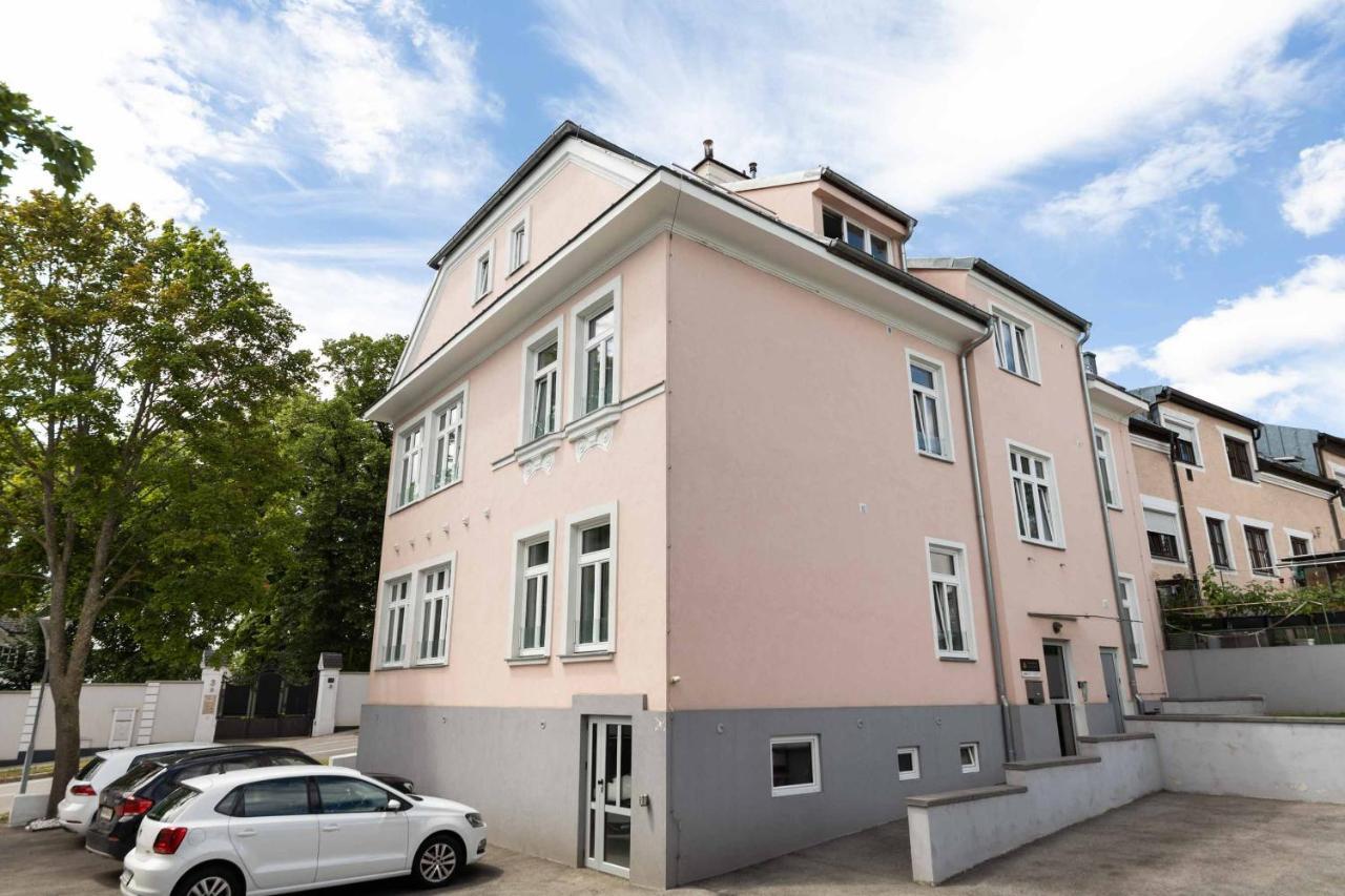 Triangle Apartment